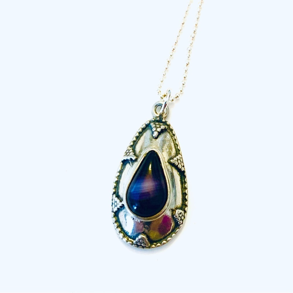 SILVER&CO. Sterling Silver Chain and Pendent, Amethyst Cabochon